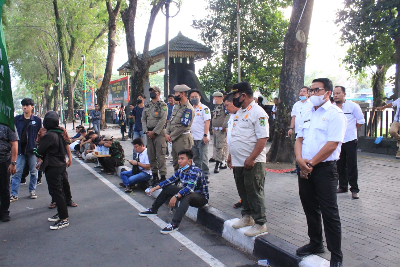 Pelaksanaan Kegiatan Pengamanan Lanjutan Unras di Gedung DPRD Pemprovsu di Jalan Imam No Bonjol Petisah Tengah Kecamatan Medan Petisah Terkait Kenaikan BBM.